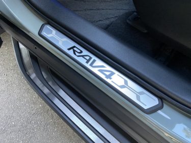 【RAV4北米仕様】足元で見た目が大きく変わる！USトヨタ純正品スカッフプレートで簡単北米仕様！