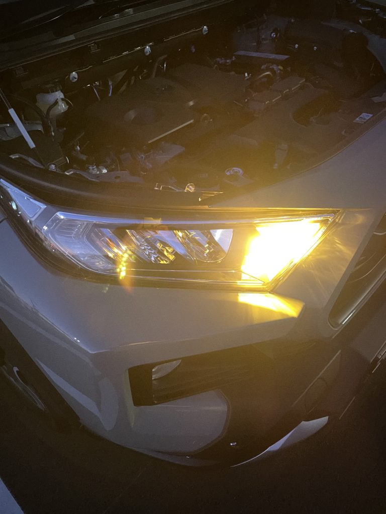 Rav4カスタム Rav4のフロントウインカーランプをfcl のウインカーledバルブに交換して視認性をupさせよう Alphardで遊ぼう